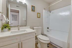 6 Mi to At&t Stadium: Grand Prairie Apt w/ Balcony