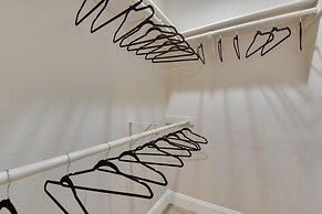 6 Mi to At&t Stadium: Grand Prairie Apt w/ Balcony