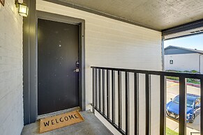 6 Mi to At&t Stadium: Grand Prairie Apt w/ Balcony