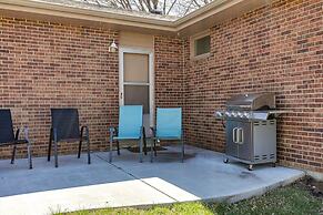 Family-friendly Lincoln Home w/ Sandbox & Grill!