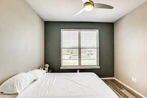Close to Lakes, Parks & Winery: Bonham Apt