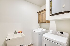 Close to Lakes, Parks & Winery: Bonham Apt