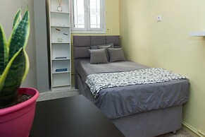 Modern 2 Bd Kipseli Hideaway Patio Apt