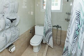 Modern 2 Bd Kipseli Hideaway Patio Apt