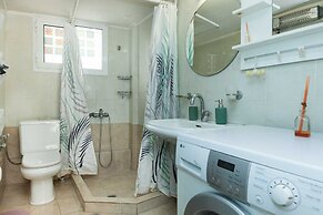 Modern 2 Bd Kipseli Hideaway Patio Apt