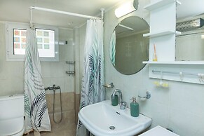 Modern 2 Bd Kipseli Hideaway Patio Apt