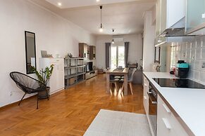 Modern 2 Bd Kipseli Hideaway Patio Apt