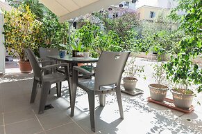 Modern 2 Bd Kipseli Hideaway Patio Apt