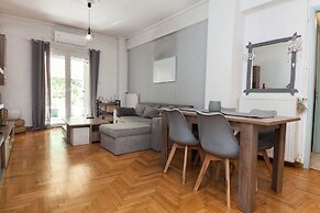 Modern 2 Bd Kipseli Hideaway Patio Apt