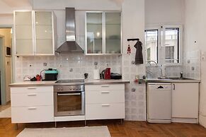 Modern 2 Bd Kipseli Hideaway Patio Apt