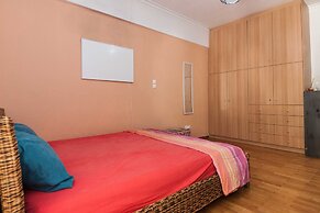 Modern 2 Bd Kipseli Hideaway Patio Apt