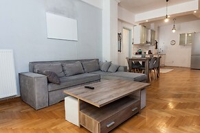 Modern 2 Bd Kipseli Hideaway Patio Apt