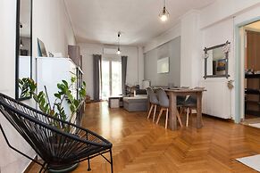 Modern 2 Bd Kipseli Hideaway Patio Apt