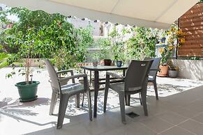 Modern 2 Bd Kipseli Hideaway Patio Apt