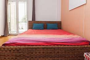 Modern 2 Bd Kipseli Hideaway Patio Apt