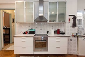 Modern 2 Bd Kipseli Hideaway Patio Apt