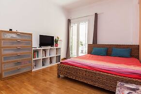 Modern 2 Bd Kipseli Hideaway Patio Apt