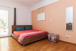 Modern 2 Bd Kipseli Hideaway Patio Apt