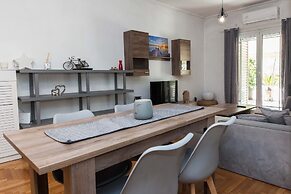 Modern 2 Bd Kipseli Hideaway Patio Apt