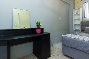 Modern 2 Bd Kipseli Hideaway Patio Apt