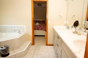 Gorgeous Santosha Hot tub Pool Walk to Beach