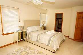 Gorgeous Santosha Hot tub Pool Walk to Beach