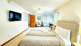 Gorgeous Santosha Hot tub Pool Walk to Beach