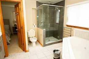 Gorgeous Santosha Hot tub Pool Walk to Beach