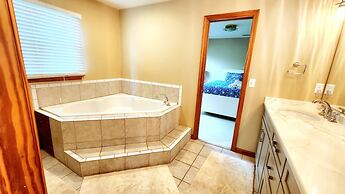 Gorgeous Santosha Hot tub Pool Walk to Beach