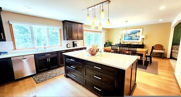 Gorgeous Santosha Hot tub Pool Walk to Beach