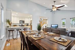 Oasis Steps From Beach Outdoor Shower and Dining