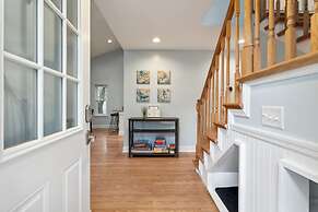 Oasis Steps From Beach Outdoor Shower and Dining