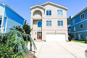 Sea La Vie Large and Updated Within Walking Distance to the Beach