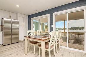 The Graceful Pelican Lakeview w Kayaks and Trail