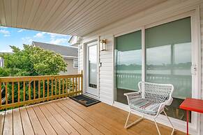 The Graceful Pelican Lakeview w Kayaks and Trail