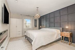 The Graceful Pelican Lakeview w Kayaks and Trail