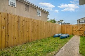 The Graceful Pelican Lakeview w Kayaks and Trail