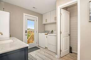 The Graceful Pelican Lakeview w Kayaks and Trail