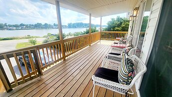 The Graceful Pelican Lakeview w Kayaks and Trail