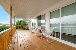 The Graceful Pelican Lakeview w Kayaks and Trail