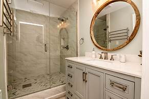 The Graceful Pelican Lakeview w Kayaks and Trail