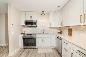 The Graceful Pelican Lakeview w Kayaks and Trail