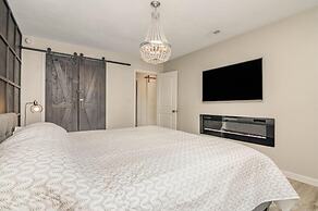 The Graceful Pelican Lakeview w Kayaks and Trail