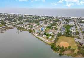 The Graceful Pelican Lakeview w Kayaks and Trail