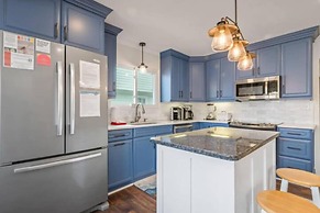 Enjoy Sunny Daze Private Pool Walk to Beach