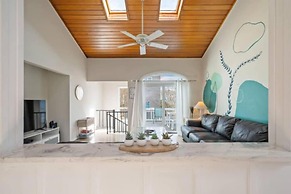 Enjoy Sunny Daze Private Pool Walk to Beach