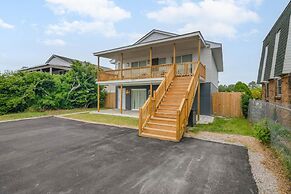 Bayview Bungalow- Lakefront Retreat