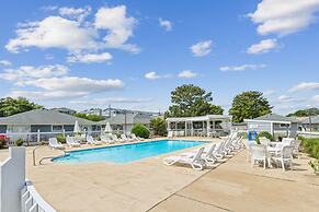 Retro Turtle Reef Condo 1 Block From Beach w Pool