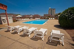 Retro Turtle Reef Condo 1 Block From Beach w Pool