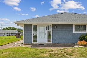 Retro Turtle Reef Condo 1 Block From Beach w Pool